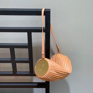 Melbourne Australia LOEWE Bracelet腋下包羅意威手鏈包