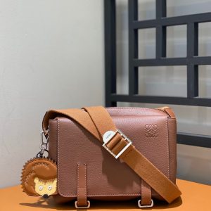 Tower Hamlets London UK Britain羅意威郵差包LOEWE