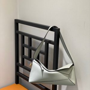 Exeter, UK Britain羅意威腋下包羅意威腋下包cubi真假