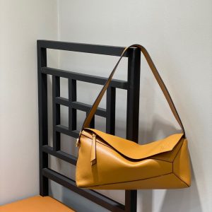 Tokyo, Japan羅意威腋下包羅意威的包包怎麽辨別真假