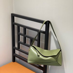 Vietnam  Hanoi  羅意威腋下包羅意威的包包值得買嗎