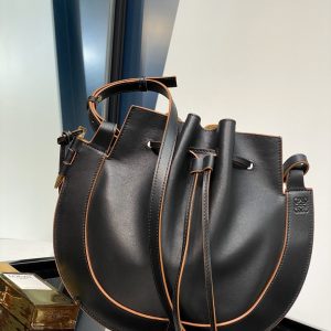 Australia Canberra LOEWE Horseshoe飛碟包羅意威logo