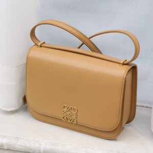 The city of London UK Britain LOEWE Goya繫列豆腐包