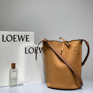 Qatar Doha LOEWE Gate水桶包羅意威包包怎麽看年份