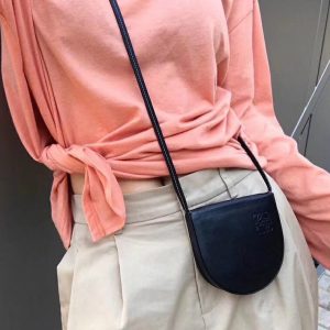 Bahrain East riffa 羅意威斜挎零錢包上身圖唐兒呢同款