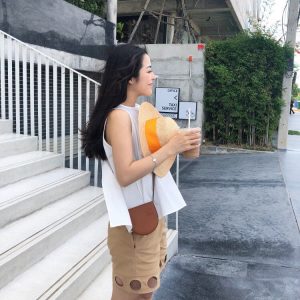 Republic of Indonesia 羅意威斜挎零錢包上身圖羅意威