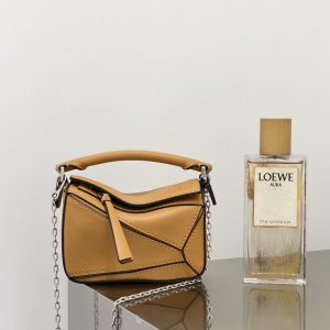 Exeter, UK Britain LOEWE puzzle包迷妳羅意威女包圖片