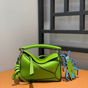 Vietnam  Hanoi LOEWE迷妳puzzle包羅羅意威女包圖片