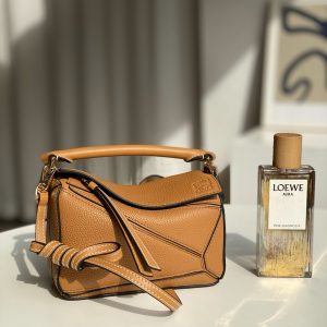 Indonesia Jakarta LOEWE puzzle包迷妳羅意威包包標誌