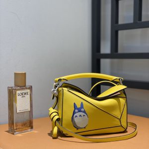 Qatar Doha LOEWE puzzle特別合作款龍貓羅意威女包