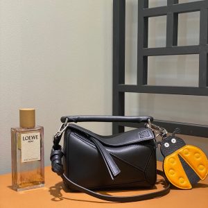 Saudi Arabia Riyadh LOEWE puzzle包迷妳羅意威女包