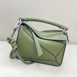 Qatar Doha LOEWE puzzle包迷妳羅意威包包怎麽看年份