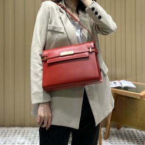 Manchester UK Britai聖羅蘭曼哈頓法棍包細節上身圖