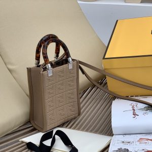 Tokyo, Japan芬迪Fendi SKIMS 膠囊最新繫列中號托特包