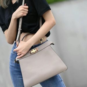 Taiwan芬迪Fendi peekaboo ISeeU手袋灰色上身參考圖