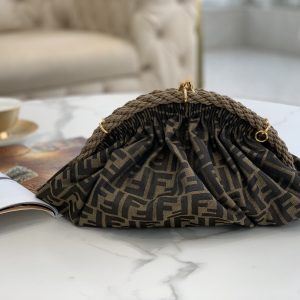 Republic of Indonesia 芬迪Fendi Shell手拿包老花雲朵