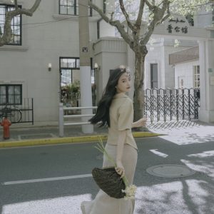 The Netherlands 芬迪Fendi Shell手拿包老花雲朵上身圖