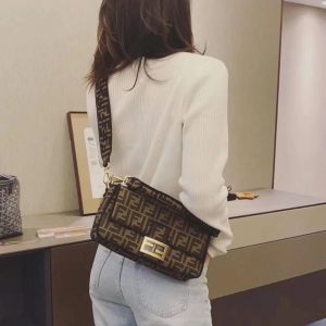Spain芬迪Fendi baguette包中號上身參考圖芬迪女包