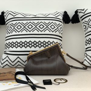 Bandung芬迪Fendi First包芬迪包包蟒蛇皮怎麽鑒定真假