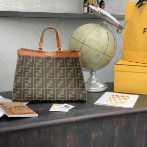 Calgary Canada芬迪Fendi peekaboo包芬迪包包官網價格