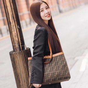 Montreal Canada芬迪Fendi peekaboo包上身參考圖