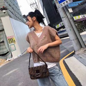 Oxford, UK Britain芬迪Fendi Baguette法棍包上身參考圖