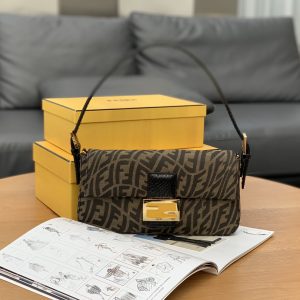 Liverpool UK Britain芬迪Fendi baguette腋下包fendi女包