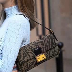 Japan 芬迪Fendi baguette腋下包上身參考圖芬迪包包
