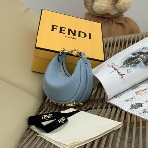 Malaysia芬迪Fendi月牙腋下包芬迪graphy哪個顏色好看