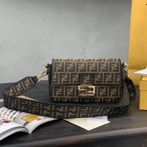 Calgary Canada芬迪Fendi Baguette包中號芬迪包包官網