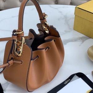 The city of London UK Britain芬迪Fendi餃子包芬迪包包