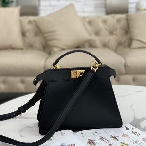 Tokyo, Japan芬迪Fendi Peekaboo ISeeU 手袋黑色