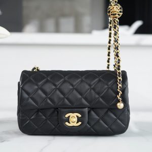 Exeter, UK Britain chanel 22s編織金球cf香奈兒22s繫列