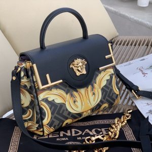 Tokyo, Japan芬迪Fendi F endace La Medusa  繫列手袋
