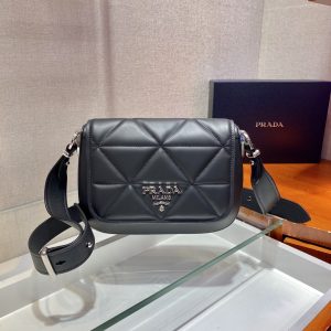 Oxford, UK Britain  PRADA 普拉達包包圖片大全普拉達包包