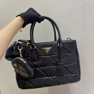 Liverpool UK Britain PRADA 普拉達菱格三合殺手羊皮殺手包