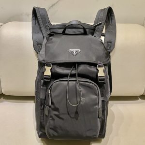 Indonesia Jakarta PRADA 普拉達新款雙肩背包帶帽子