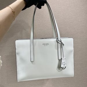 Abu Dhabi  PRADA 普拉達新款tote購物袋普拉達的包包