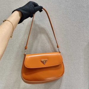 Japan  PRADA 普拉達新款中古腋下包普拉達包包的價格