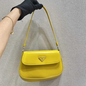 Tokyo, Japan PRADA 普拉達新款中古腋下包普拉達包包標誌
