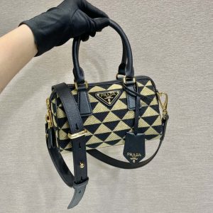 Australia Canberra PRADA 普拉達刺繡織物包普拉達枕頭包