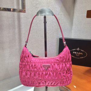 Gorikiy /station Pravdinsk PRADA 普拉達皺褶Hobo腋下包