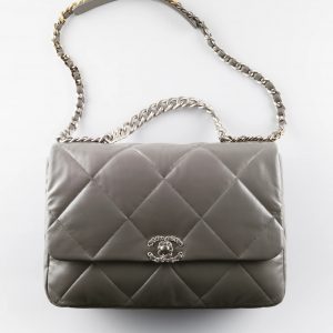 CHANEL 19 超大號手袋小羊皮、銀色及鍍釕金屬 灰黑色