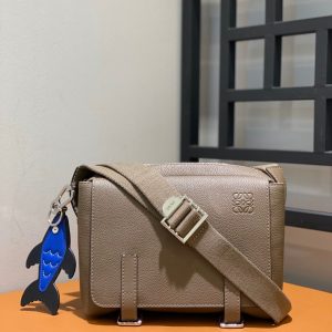 Zhigulevskoye more LOEWE 羅意威男裝新款郵差包