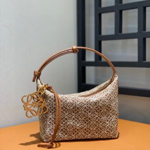 Krasnoyarsk / station Bazaikha羅意威LOEWE Cubi飯盒包