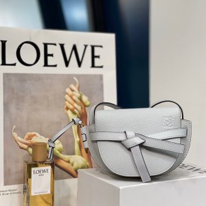 LOEWE Mini Gate 迷妳馬鞍包羅意威的包包適合的年齡