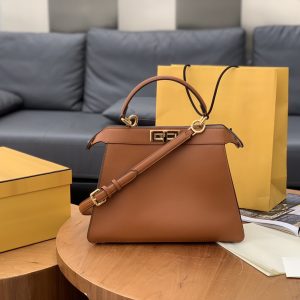 Yegor’yevsk 1  Fendi Iconic peekaboo ISeeU 手袋焦糖色