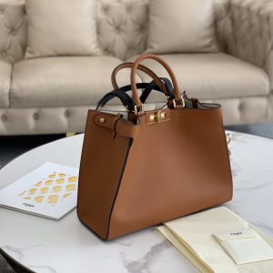 Izhewsk / station Pozim’ 芬迪Fendi最新peekaboo x tote