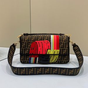 芬迪Fendi限量版Baguette 法棍包芬迪法棍包是什麽材質