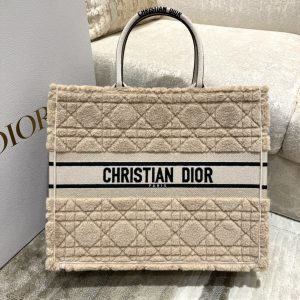 迪奧tote包買中號還是小號Dior Tote秋冬毛毛繫列大號